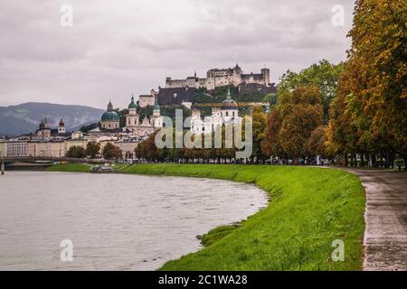 SALZBOURG, AUTRICHE - 17 SEPTEMBRE 2016 : vue sur la rivière Salzach vers la vieille ville de Salzbourg en été pendant une journée de débordement. Banque D'Images