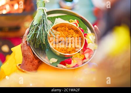 Pâte de curcuma fraîche pour la cérémonie indienne de mariage aux haldi Banque D'Images