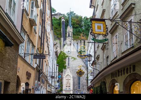 SALBURG, AUTRICHE - 11 DÉCEMBRE 2015 : une vue sur Getreidegasse à Salzbourg pendant la journée vers l'église Saint Blasius. Banque D'Images