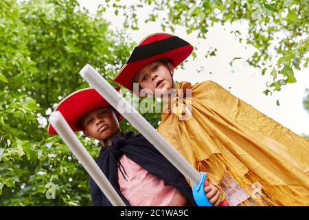 Deux enfants au carnaval avec costume comme pirates avec des épées Banque D'Images