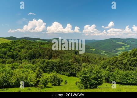 Belles montagnes de Biele Karpaty près de Vrsatske Podhradie volage sur les frontières tchèque-slovaque avec des collines couvertes par un mélange de prairies et de forêt pendant sp Banque D'Images