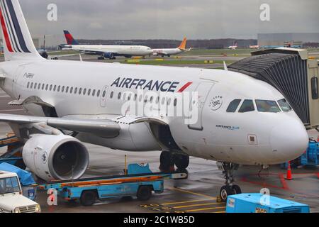 AMSTERDAM, PAYS-BAS - 6 DÉCEMBRE 2018 : Airbus A319 d'Air France à l'aéroport Schiphol d'Amsterdam. Schiphol est le 12e aéroport le plus occupé du monde Banque D'Images