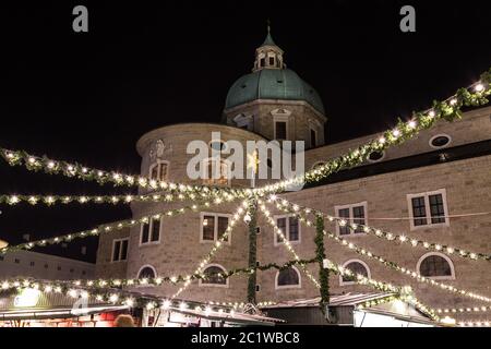 SALBURG, AUTRICHE - 11 DÉCEMBRE 2015 : décorations et cathédrale de Salzbourg au marché de Noël de la Residenzplatz la nuit. Banque D'Images