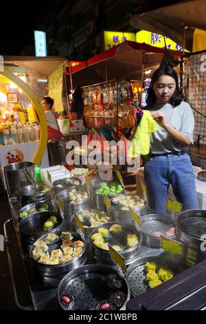 TAIPEI, TAÏWAN - 4 DÉCEMBRE 2018 : le vendeur vend des boulettes chinoises au marché de nuit Raohe à Taipei. Les marchés de nourriture de nuit sont une grande partie du culte taïwanais Banque D'Images