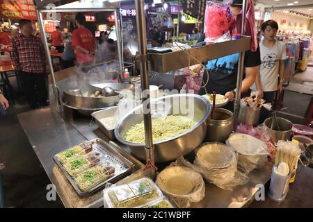 TAIPEI, TAÏWAN - 4 DÉCEMBRE 2018 : le vendeur vend des nouilles chinoises au marché de nuit Raohe à Taipei. Les marchés de nourriture de nuit sont une grande partie de la culture taïwanaise Banque D'Images