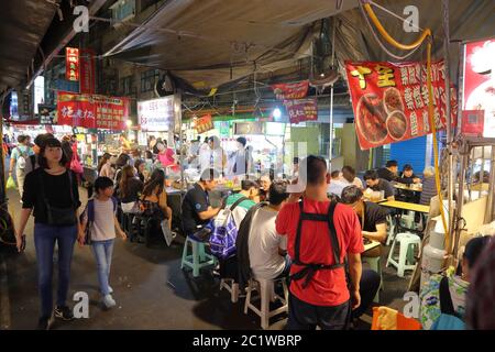 TAIPEI, TAÏWAN - 4 DÉCEMBRE 2018 : visite du marché de nuit Raohe à Taipei. Les marchés de la nourriture de nuit sont une grande partie de la culture taïwanaise. Banque D'Images