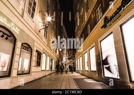 SALBURG, AUTRICHE - 11 DÉCEMBRE 2015 : vue nocturne des rues de Salzbourg pendant la période de Noël. Les gens, les magasins et les bâtiments peuvent être vus. Banque D'Images