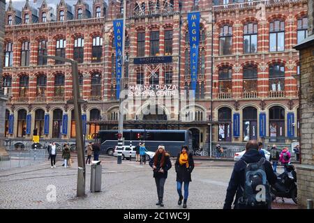 AMSTERDAM, PAYS-BAS - 6 DÉCEMBRE 2017 : ancien centre commercial Magna Plaza à Amsterdam, pays-Bas. Le bâtiment est l'ancien Amsterdam main Post O Banque D'Images
