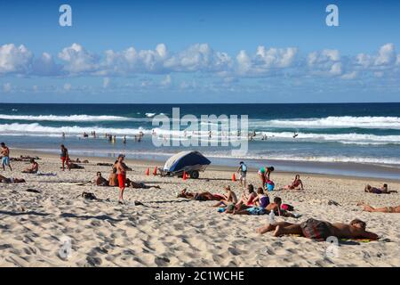 GOLD COAST, AUSTRALIE - 23 MARS 2008 : les gens visitent la plage de Surfers Paradise, Gold Coast, Australie. Avec plus de 500,000 personnes, c'est le 6t Banque D'Images