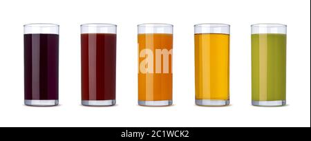 Jus de fruits et légumes frais dans le verre isolé sur fond blanc avec clipping path Banque D'Images