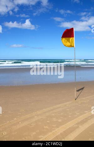 GOLD COAST, AUSTRALIE - 25 MARS 2008 : drapeau de sécurité rouge jaune des sauveteurs à la plage de Surfers Paradise, Gold Coast, Australie. Banque D'Images