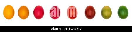 Huit œufs de Pâques colorés plat pondent dans un brut isolé sur fond blanc Banque D'Images