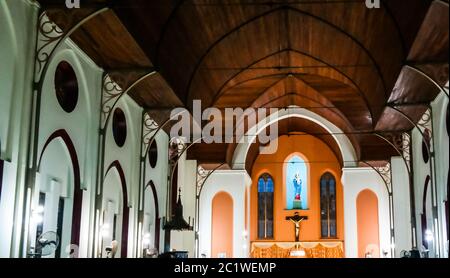 Vue intérieure sur la basilique de l'Immaculée conception à Ouidah Banque D'Images