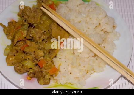Avec du riz au curry dans une assiette blanche sur une serviette en bambou Banque D'Images