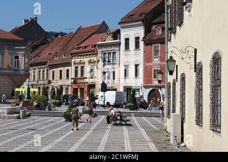 BRASOV, Roumanie - 21 août 2012 : les touristes visiter la Place Sfatului à Brasov, Roumanie. Brasov est une destination touristique populaire avec 581 983 arrivées en Banque D'Images