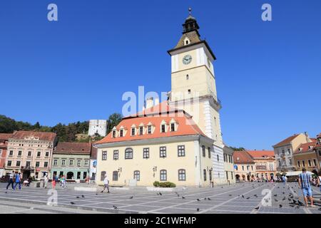 BRASOV, Roumanie - 21 août 2012 : les touristes visiter la Place Sfatului à Brasov, Roumanie. Brasov est une destination touristique populaire avec 581 983 arrivées en Banque D'Images