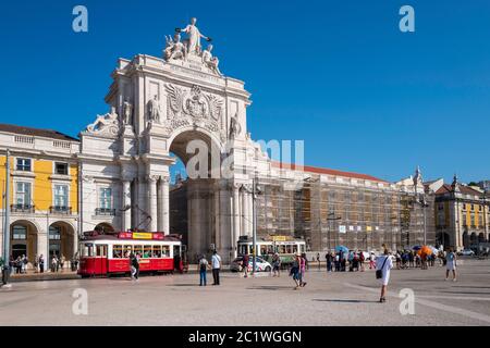 L'arche triomphale, 'Arco da Rua Augusta' (1873), domine la Praça do Comércio (place du Commerce) à Lisbonne, Portugal, Banque D'Images