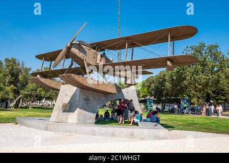 Monument commémorant la première traversée aérienne de l'océan Atlantique Sud, par Gago Coutinho et Sacadura Cabral en 1922. Belem, Lisbonne, Portugal. Banque D'Images