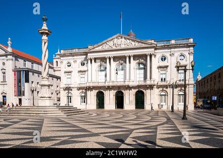 Hôtel de ville néo-classique de Lisbonne et colonne en colimaçon ornée à Praça do Município, Lisbonne, Portugal. Banque D'Images