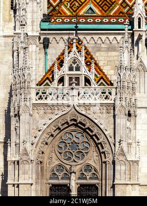 Budapest, l'église Matthias, détail d'une entrée Banque D'Images