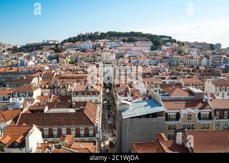 Rua Santa Justa Vue vers le bas du niveau supérieur de l'Elevador de Santa Justa, Lisbonne Portugal Banque D'Images