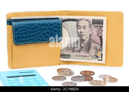 Etui en cuir et dix mille yen japonais sur fond blanc Banque D'Images