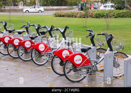 Séville, ESPAGNE - 3 NOVEMBRE 2012 : Sevici station de partage de vélos à Séville. Le système a 260 stations de location de vélos et de 3,200. Il est exploité par Banque D'Images