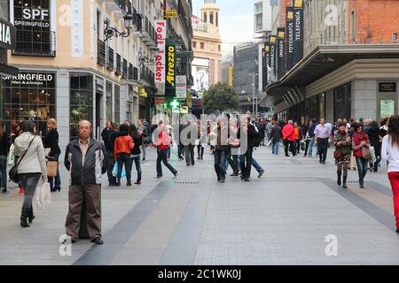 MADRID, ESPAGNE - 24 octobre 2012 : Les gens du centre-ville de boutique à Madrid. Madrid est une destination touristique populaire avec 3,9 millions de visiteurs annuels estimés Banque D'Images