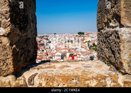 Vue nord sur Lisbonne, Portugal, vue depuis les remparts du château de São Jorge, à Santa Maria Maior. Banque D'Images