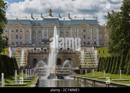 Vue sur le célèbre monument de Peterhof Palace, près de la ville de Saint-Pétersbourg en Russie Banque D'Images