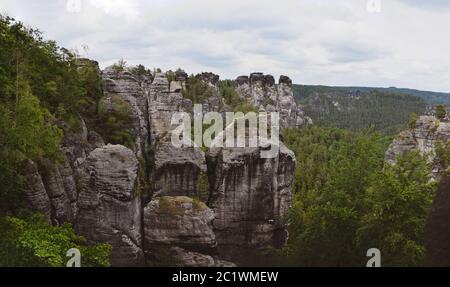 Vue depuis le pont Bastei, parc national de la Suisse saxonne, Allemagne. Banque D'Images