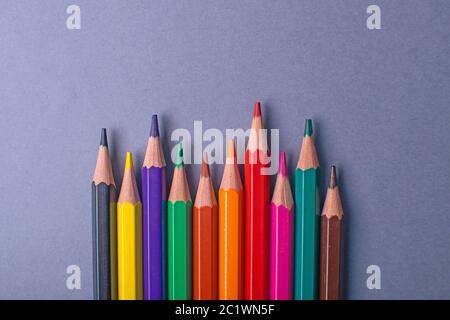 Crayon multicolore sur fond gris. Crayons pour l'école. Banque D'Images