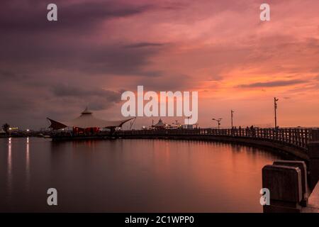 Magnifique coucher de soleil à Ancol Beach, au nord de Jakarta avec ciel nuageux orange Banque D'Images