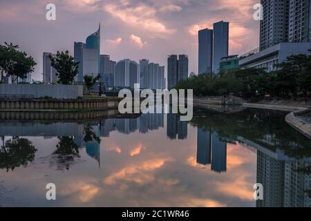 Magnifique ville de Jakarta. Bureaux se reflétant sur l'eau avec ciel nuageux au crépuscule, Jakarta, Indonésie Banque D'Images