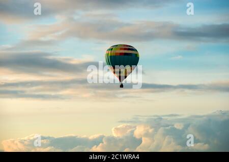 Ballon d'air chaud coloré, grand vol contre le ciel nuageux Banque D'Images