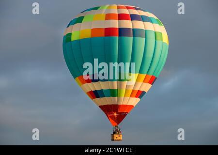 Ballon d'air chaud coloré, grand vol contre le ciel nuageux Banque D'Images