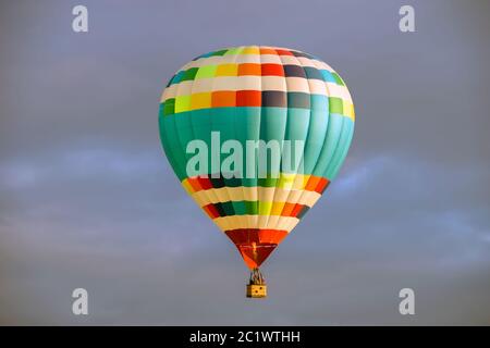 Ballon d'air chaud coloré, grand vol contre le ciel nuageux Banque D'Images