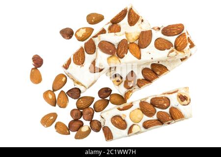 Blocs de Turron disposés avec des amandes et des noisettes , isolé sur fond blanc, vue de dessus,