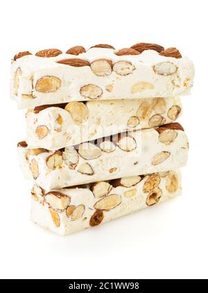 Blocs de turron doux avec amandes et noisettes empilées, isolés sur fond blanc