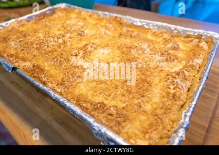 Gâteau au fromage fait maison chaud dans la cuisson moule frais hors du four Banque D'Images