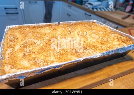 Gâteau au fromage fait maison chaud dans la cuisson moule frais hors du four Banque D'Images