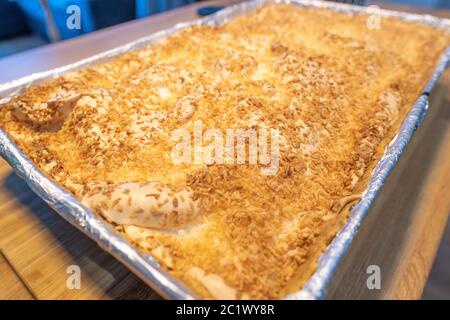 Gâteau au fromage fait maison chaud dans la cuisson moule frais hors du four Banque D'Images