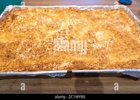 Gâteau au fromage fait maison chaud dans la cuisson moule frais hors du four Banque D'Images