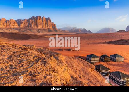 Désert de Wadi Rum, Jordanie. Le désert rouge et le camp bédouin. Banque D'Images