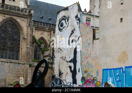 France Paris 12 - 2019: La Fontaine Stravinsky une fontaine publique ornée d'œuvres de sculpture, représentant les œuvres du compositeur Igor Stravail Banque D'Images