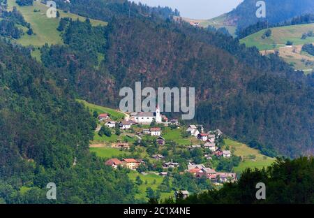 Lazec, près de Cerkno, région du littoral, la Slovénie. Ville typique de montagne. Banque D'Images