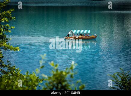 Lac Bled, Haut Cariola, Slovénie. Touristes appréciant l'excursion sur le lac. Banque D'Images