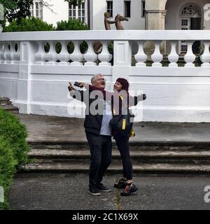 Un homme attend avec joie son chéri devant l'entrée du château. Il ne cache pas ses émotions. Banque D'Images