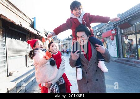 Les jeunes couples avec enfants font du shopping Banque D'Images