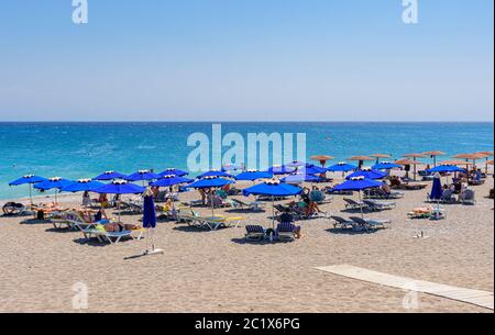 Chaises longues sur la plage de Rhodes, île de Rhodes, Grèce Banque D'Images